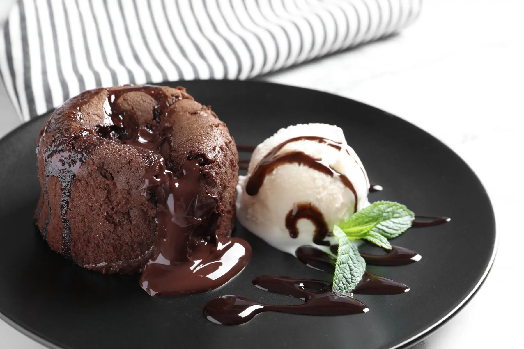 Chocolate coulant with ice cream