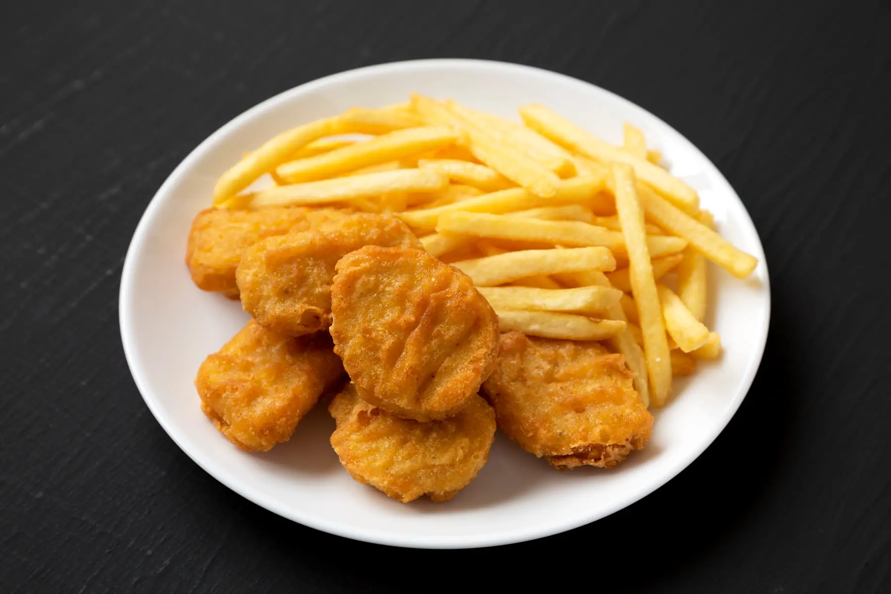 Chicken nuggets with chips