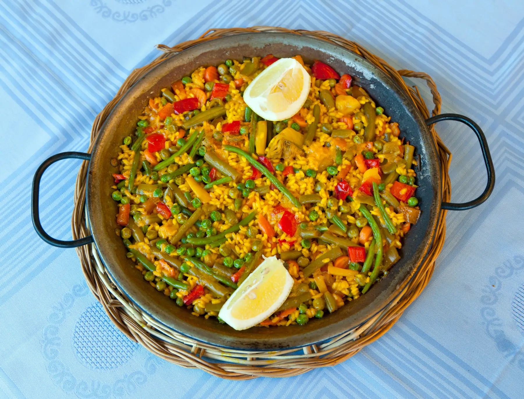 Vegetable paella with lemon