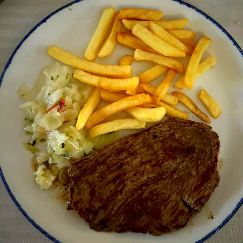 Filete a la plancha con patatas y repollo