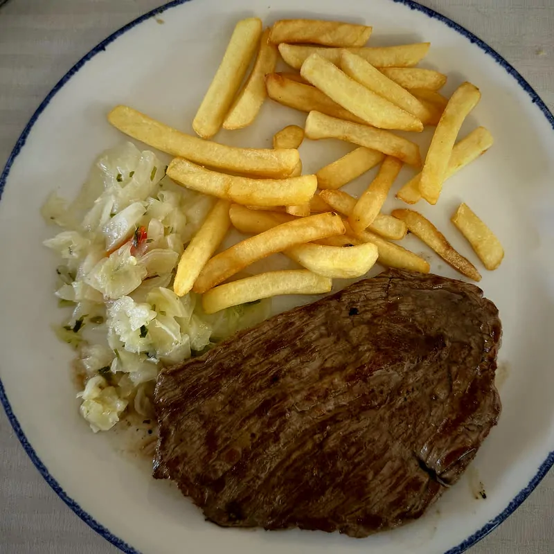 Filete a la plancha con patatas y repollo