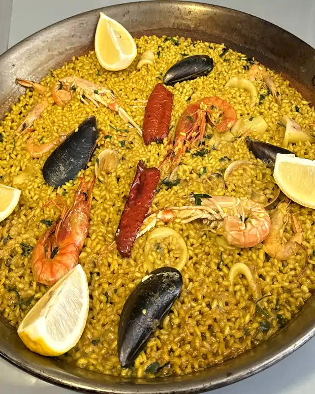 Arroz recién hecho en la paellera