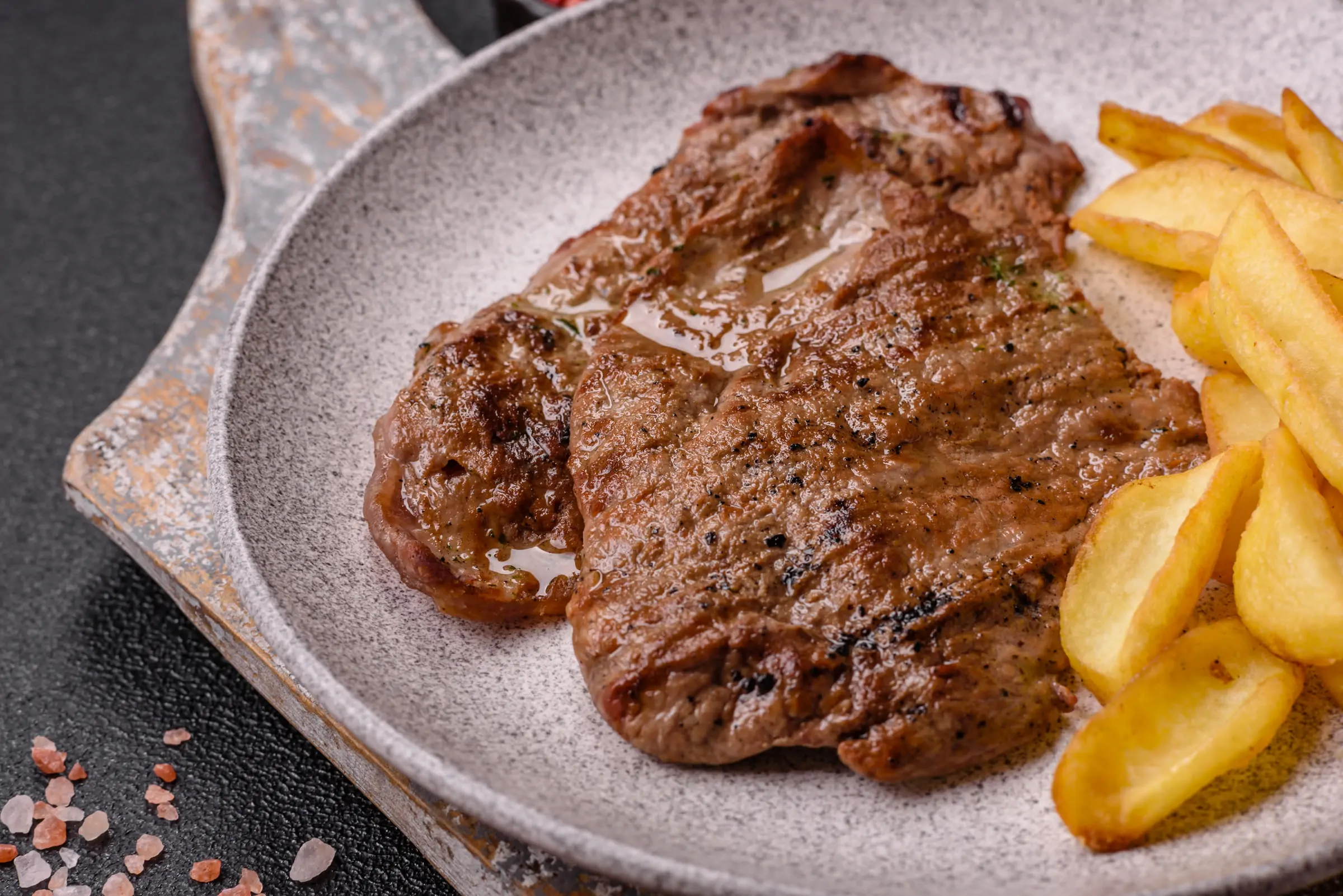 Filete a la plancha con patatas