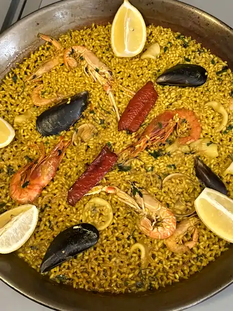 Arroz con gambas, mejillones y limón en paellera