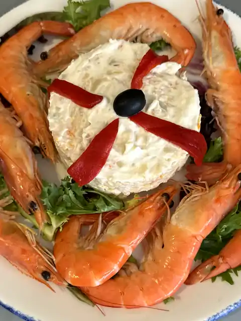 Plato de gambas con ensaladilla