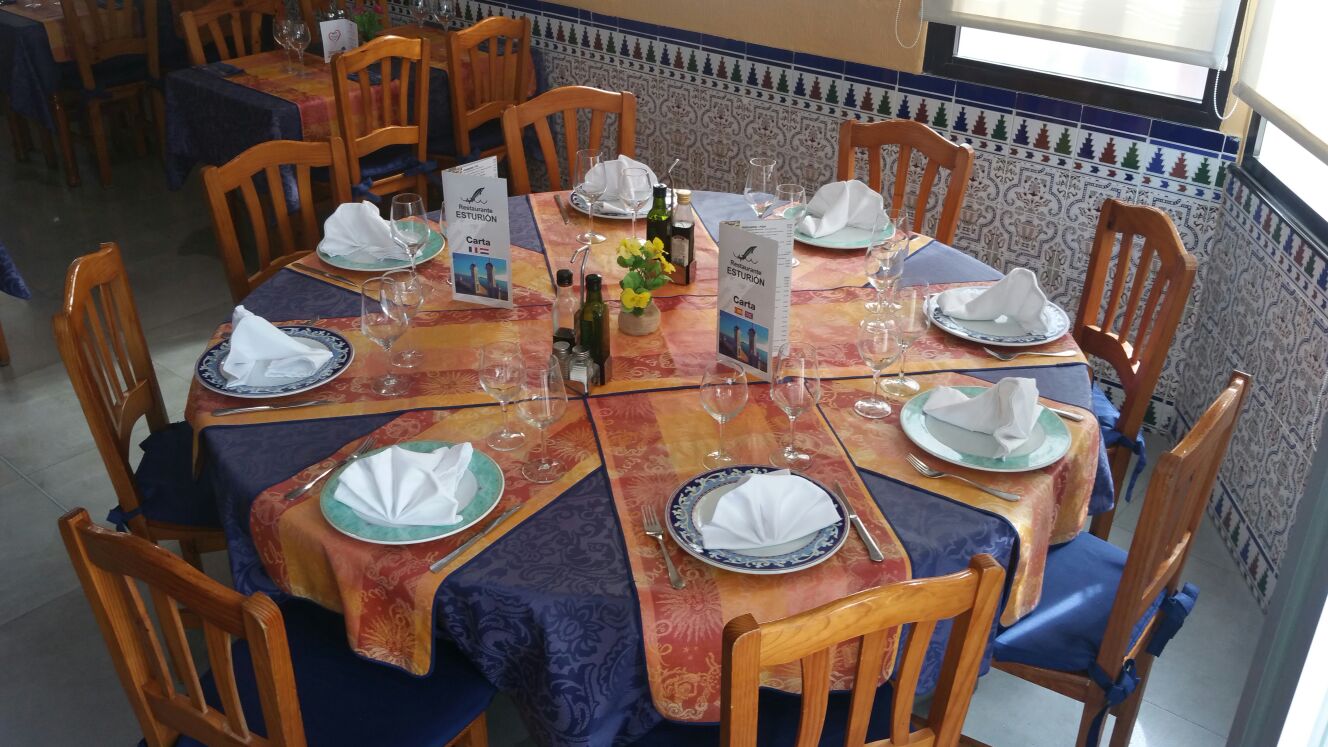 Mesa redonda para ocho comensales en el restaurante esturion